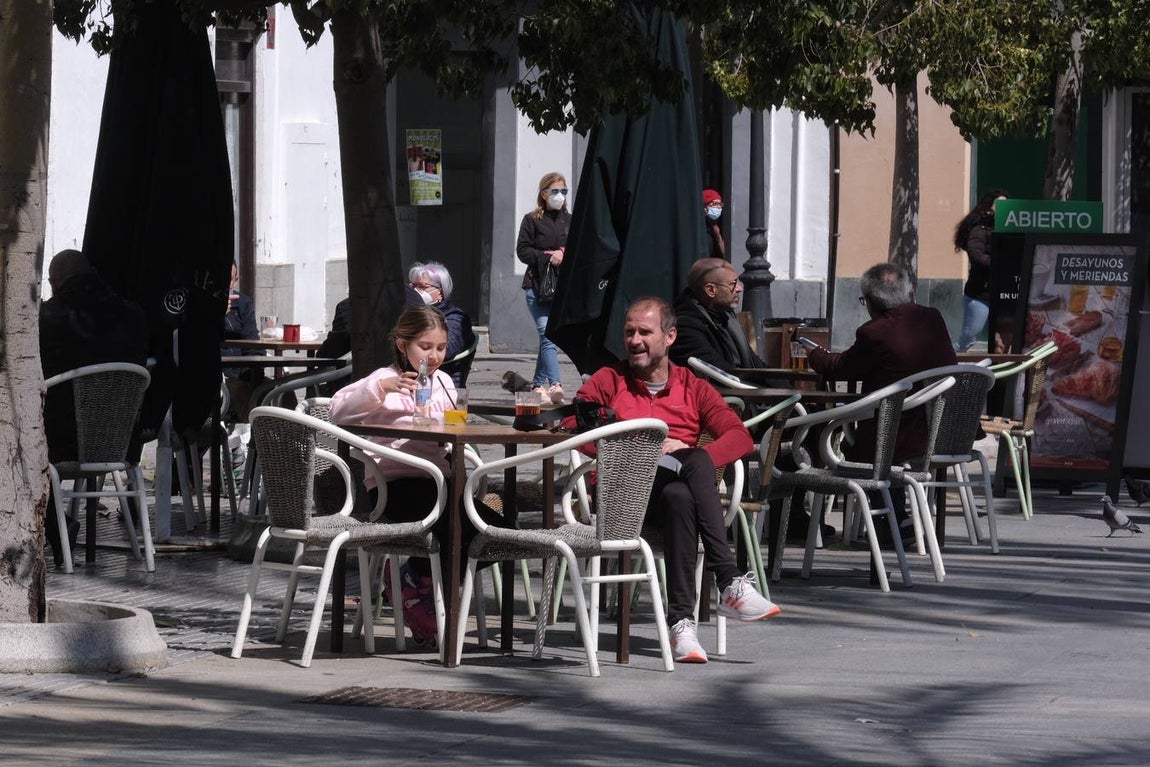 FOTOS: El buen tiempo empuja a los gaditanos a la calle