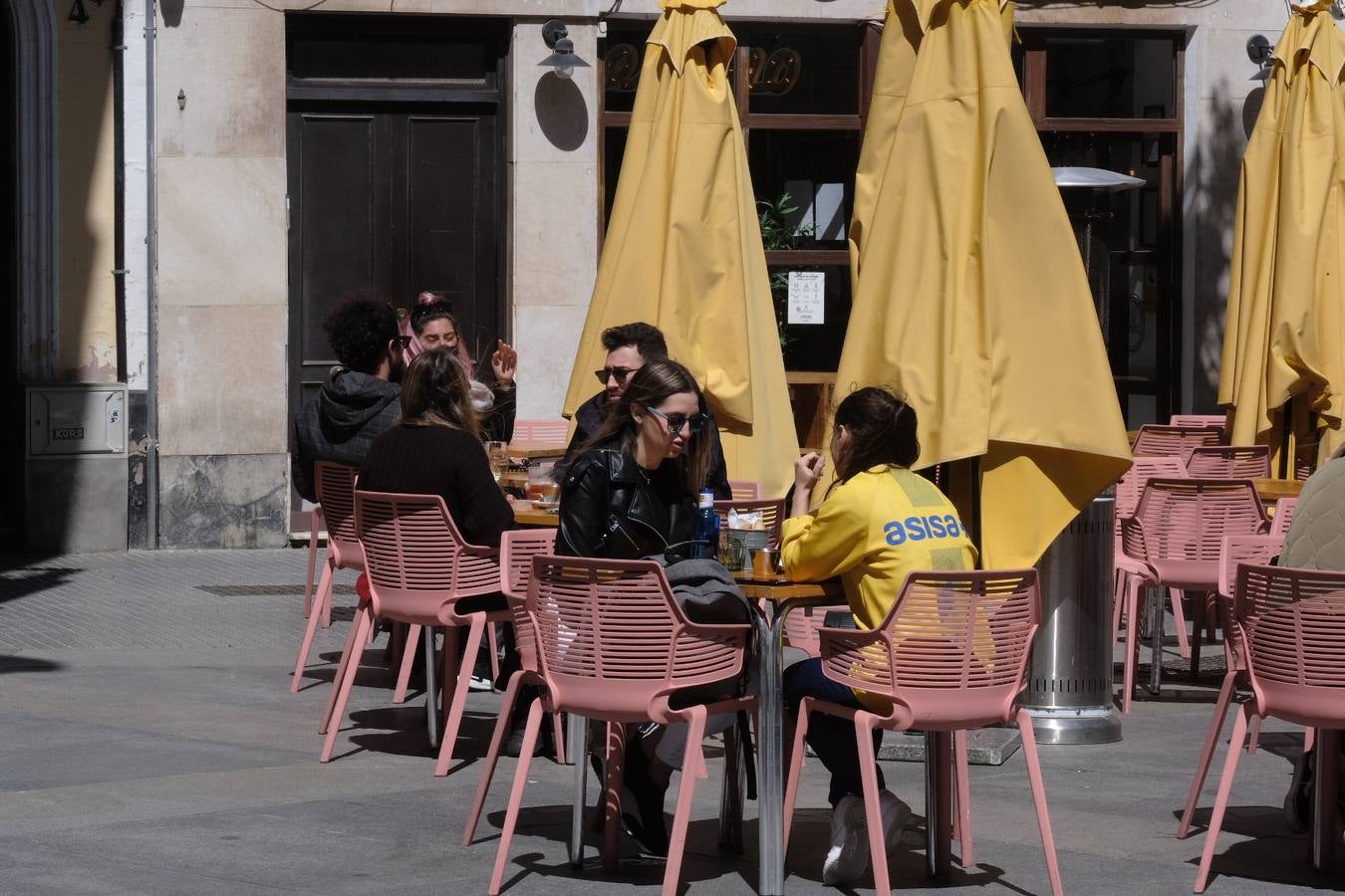 FOTOS: El buen tiempo empuja a los gaditanos a la calle