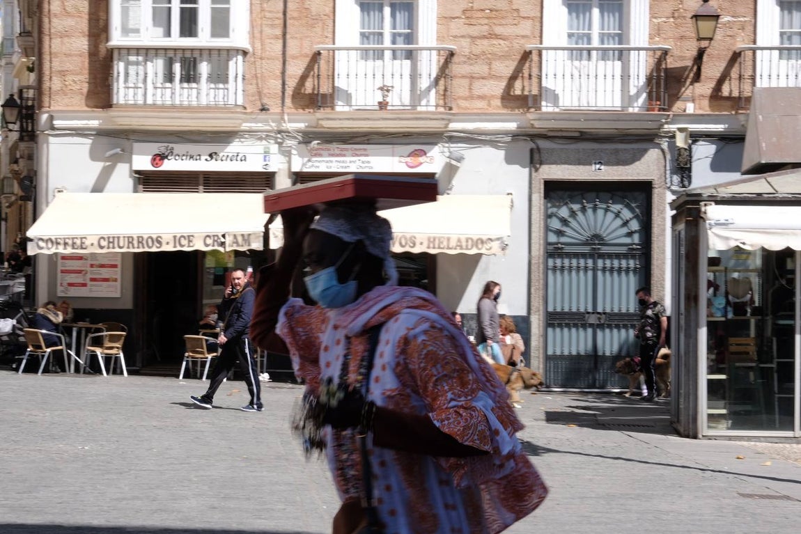 FOTOS: El buen tiempo empuja a los gaditanos a la calle
