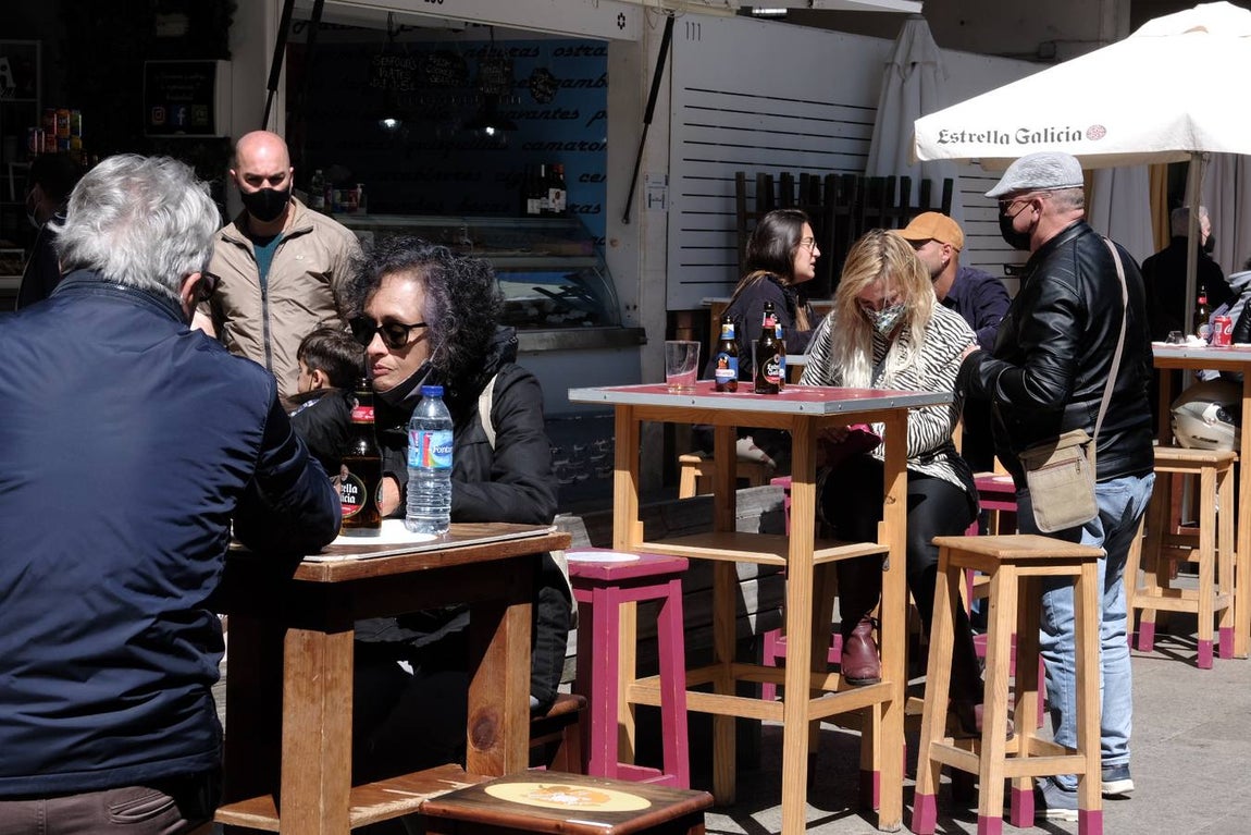 FOTOS: El buen tiempo empuja a los gaditanos a la calle