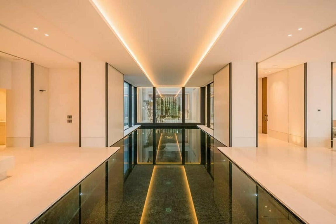 Así es por dentro 'El diamante de Marbella'. En la zona de aguas, el protagonismo se lo lleva la piscina interior de 20 metros. No falta tampoco una sauna y gimnasio.