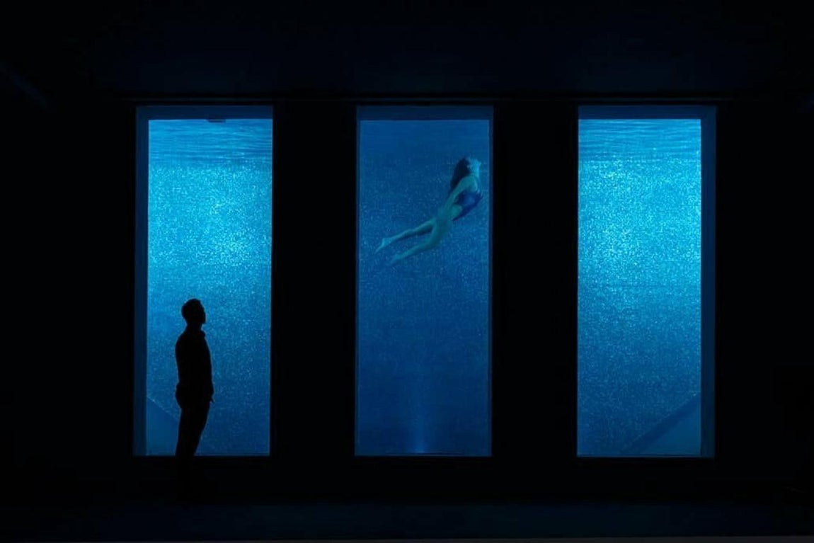 Así es por dentro 'El diamante de Marbella'. La piscina exterior con una profundidad de casi 5 metros, y como si se tratase de una obra de arte contemporáneo, constituye una de las paredes de los salones principales.