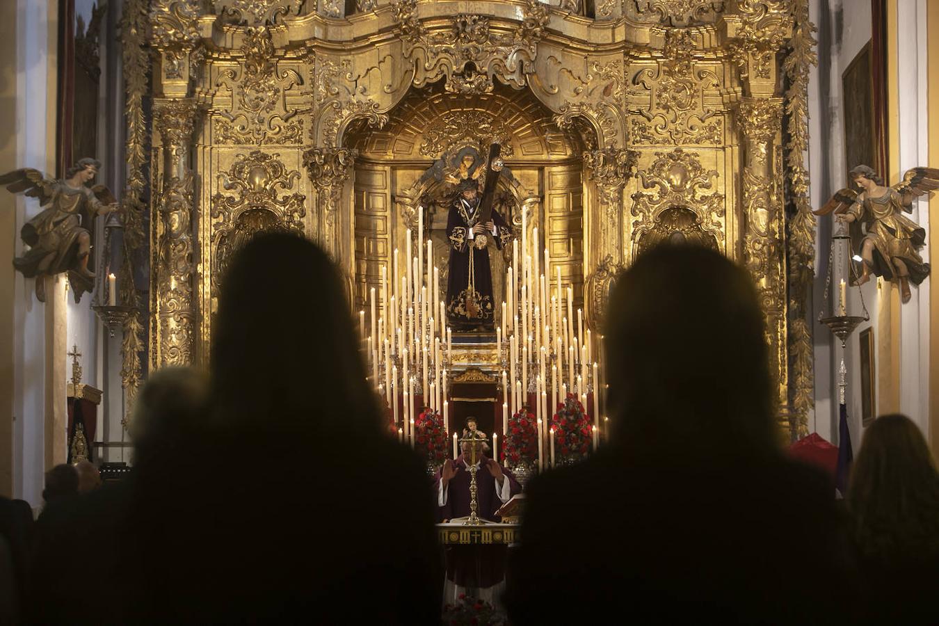 La nueva túnica bordada del Señor de la Pasión de Córdoba, en imágenes