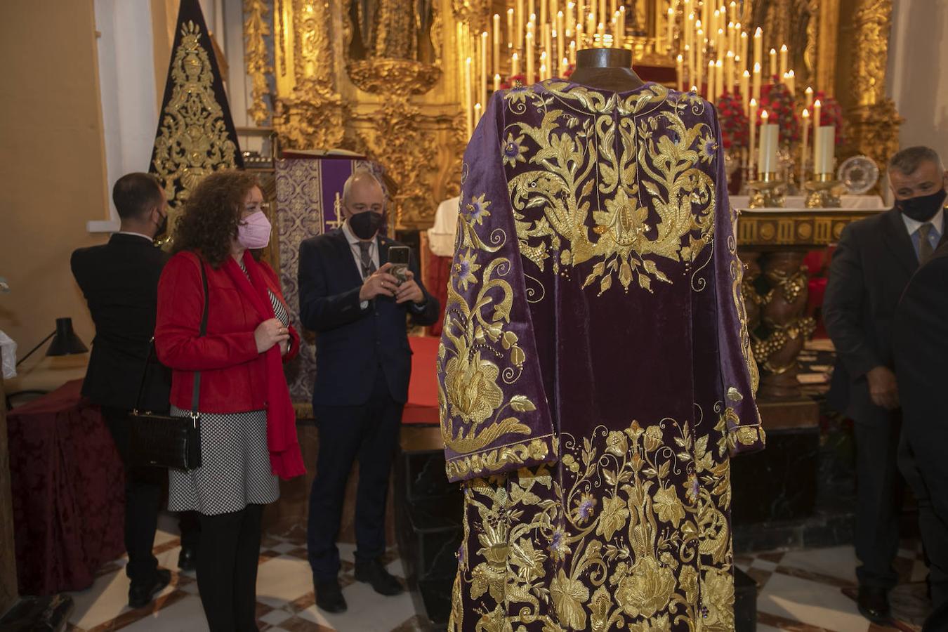 La nueva túnica bordada del Señor de la Pasión de Córdoba, en imágenes