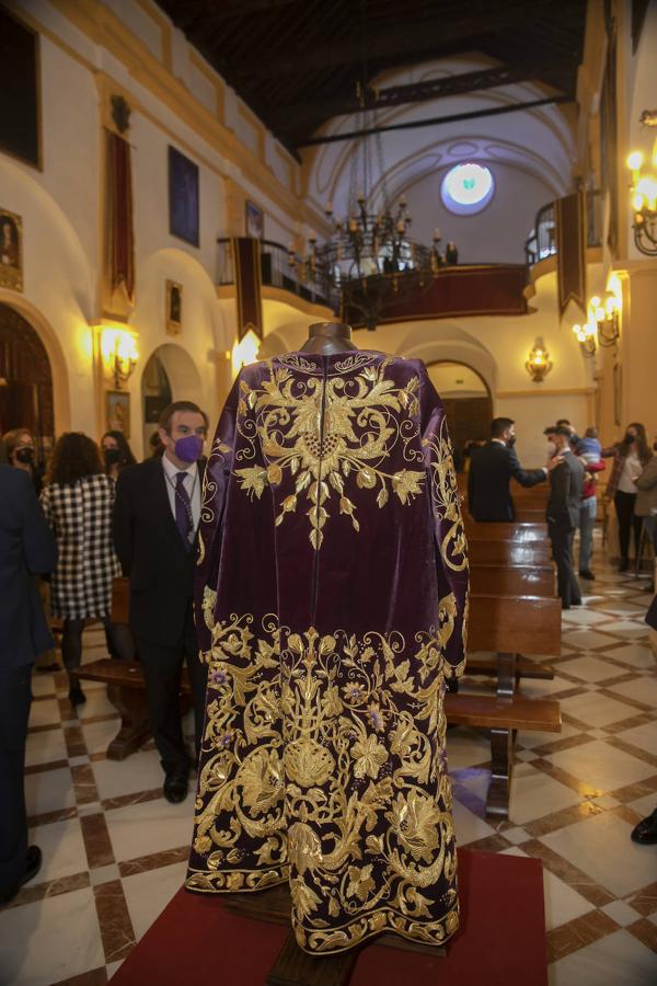 La nueva túnica bordada del Señor de la Pasión de Córdoba, en imágenes