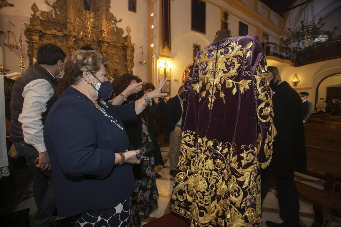 La nueva túnica bordada del Señor de la Pasión de Córdoba, en imágenes