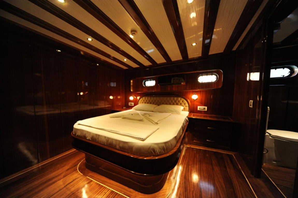 Azzam, el megayate más largo del mundo. El sistema de seguridad es otro de los puntos en los que más se ha trabajado, pues la fortuna de su propietario -valorada en más de 18.000 millones de dólares según la revista Forbes- así lo merece. De hecho se dice que cuenta con tecnología propia de barcos militares: sonar, radar, tarjetas magnéticas de seguridad, sistema antimisiles, submarino…