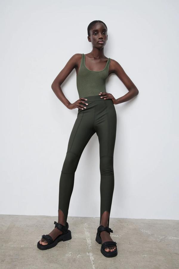 Leggings 'fuseau' con pespuntes en color verde de Zara (22,95€)