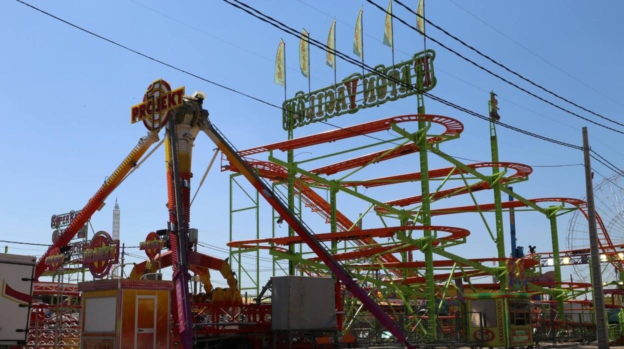 En imágenes, montaje del parque de atracciones Vive Park en el recinto ferial