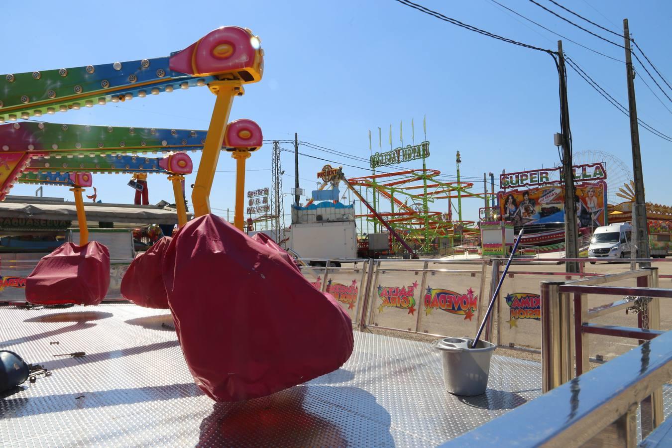 En imágenes, montaje del parque de atracciones Vive Park en el recinto ferial