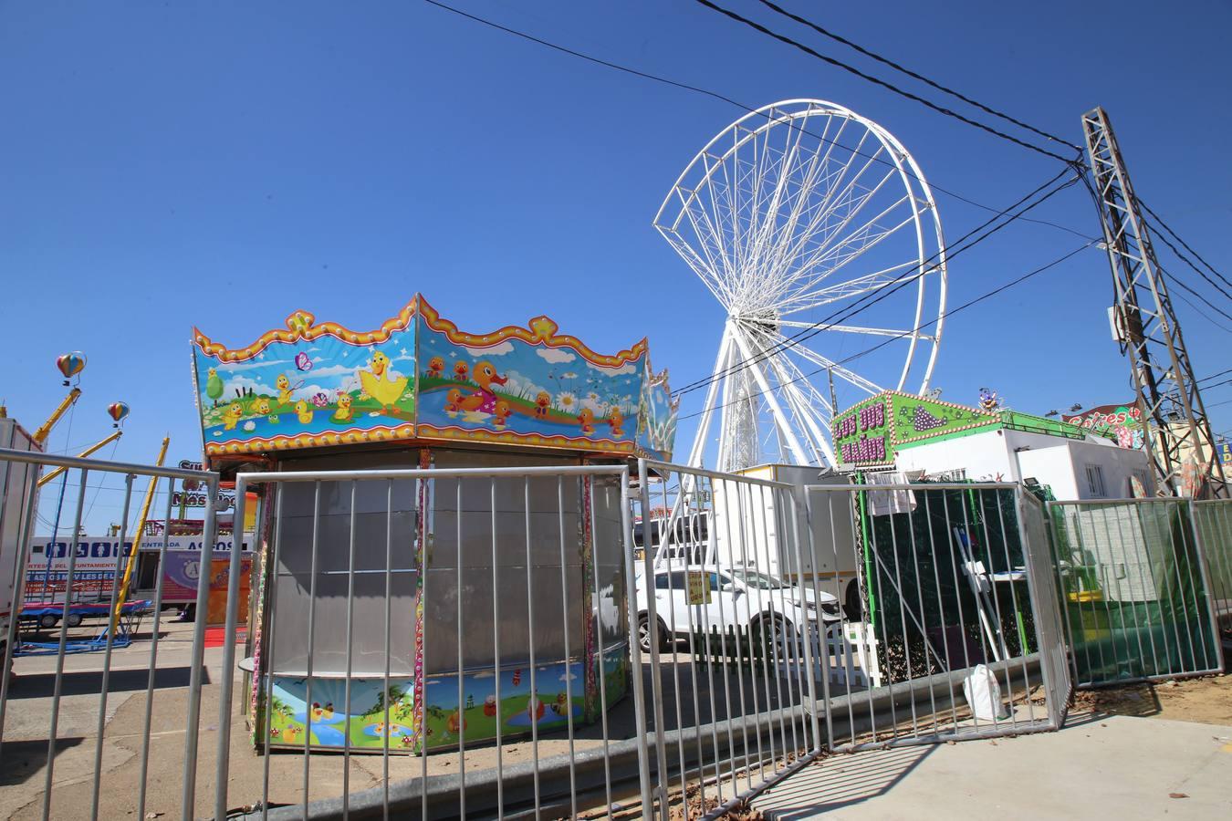 En imágenes, montaje del parque de atracciones Vive Park en el recinto ferial