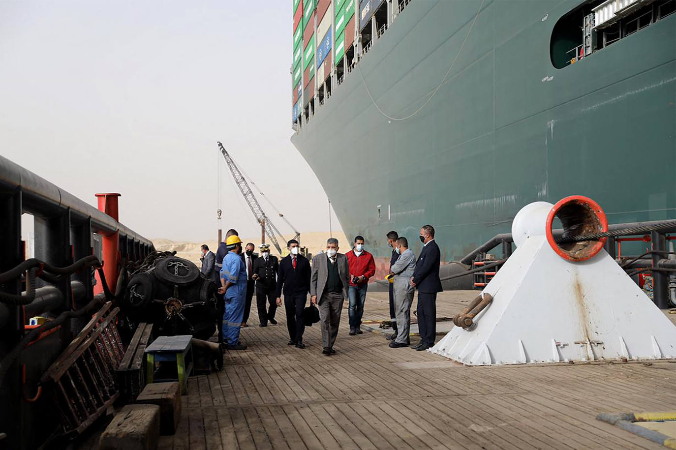 Galería: imágenes aéreas e interiores del carguero que está colapsando el canal de Suez