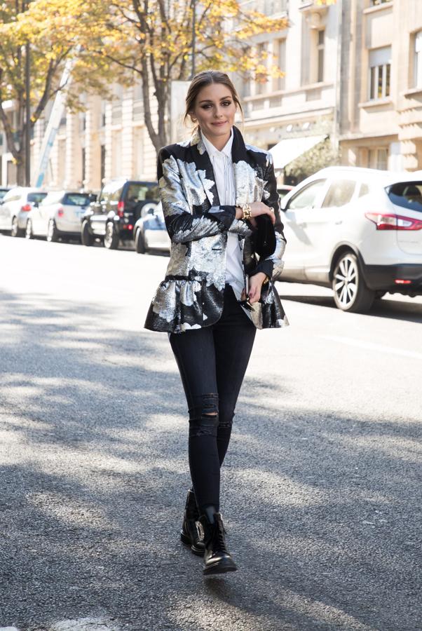 Tejidos brillantes en looks de día. Aunque durante los ochenta los tejidos como el raso, el satén o las lentejuelas estaban a la orden del día, fuera la hora que fuera; después pasaron a asociarse solo con looks nocturnos. Sin embargo, ahora se llevan combinados con otras prendas más sencillas que equilibren el estilismo, todo consiste en echarle un poco de imaginación.