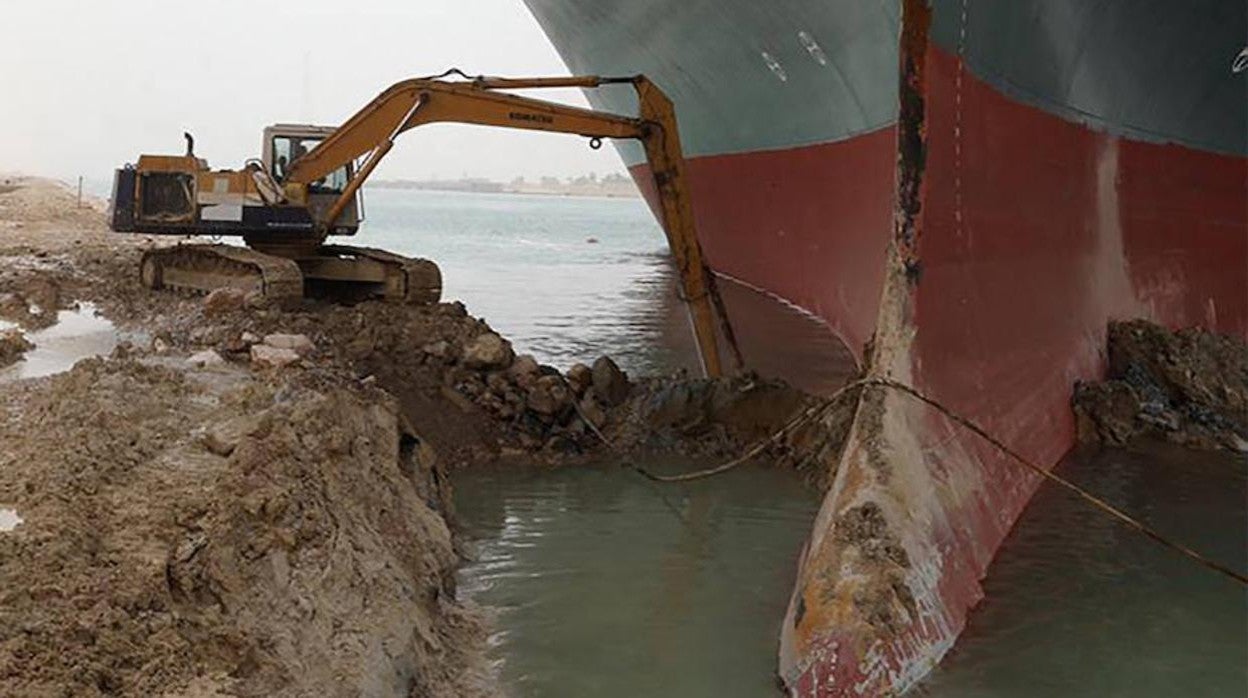 Galería: imágenes aéreas e interiores del carguero que está colapsando el canal de Suez