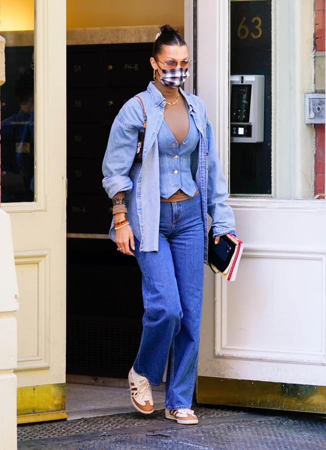 Denim + denim. Ha pasado de resultar ‘hortera’ a ser todo un comodín en el vestidor de las modelos. La clave reside en lucir una gama de color similar para que la transición no resulte demasiado extravagante.