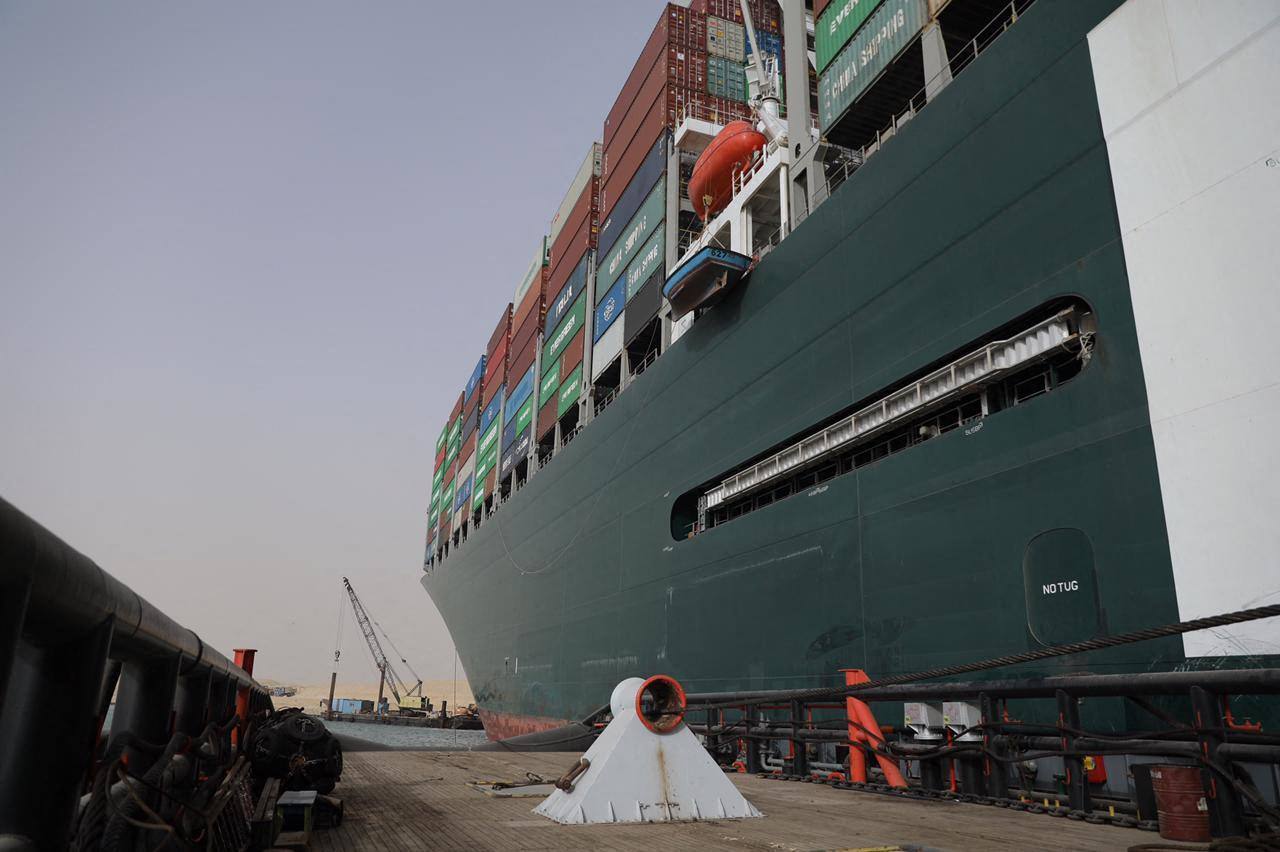 Galería: imágenes aéreas e interiores del carguero que está colapsando el canal de Suez