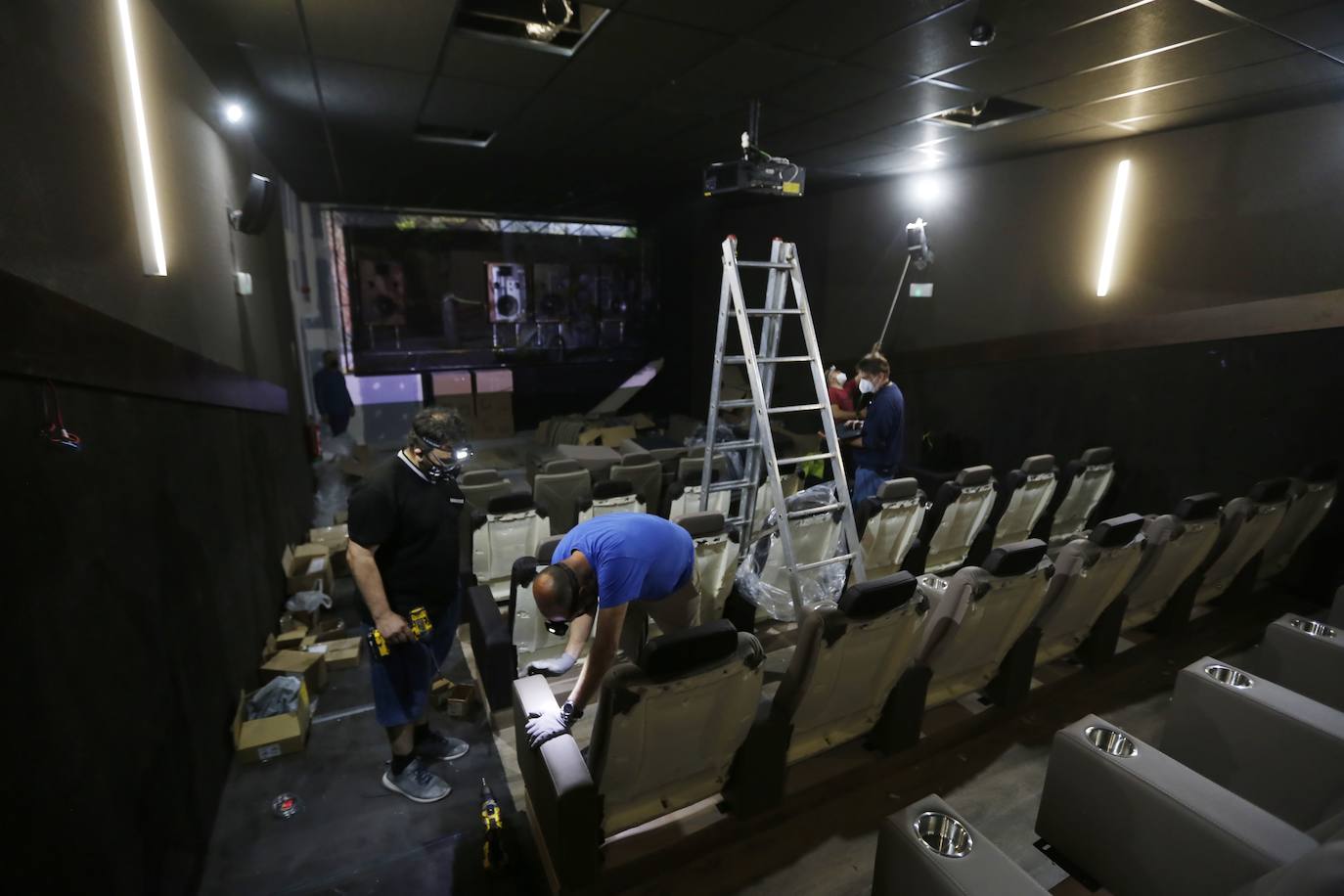 Los últimos retoques de la apertura de los Cines Axion en Córdoba, en imágenes