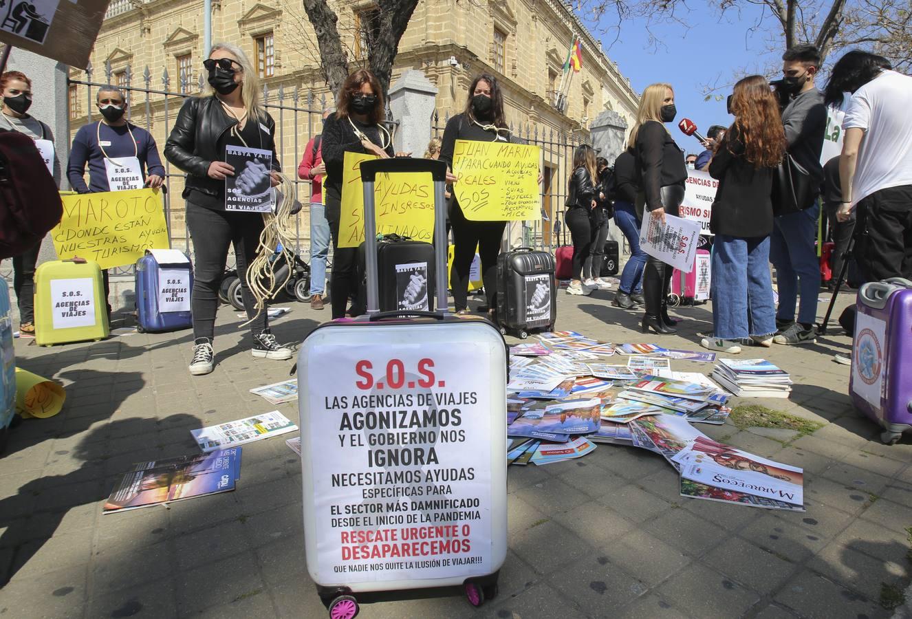 Fotogalería: Protesta de las agencias de viajes frente al Parlamento de Andalucía