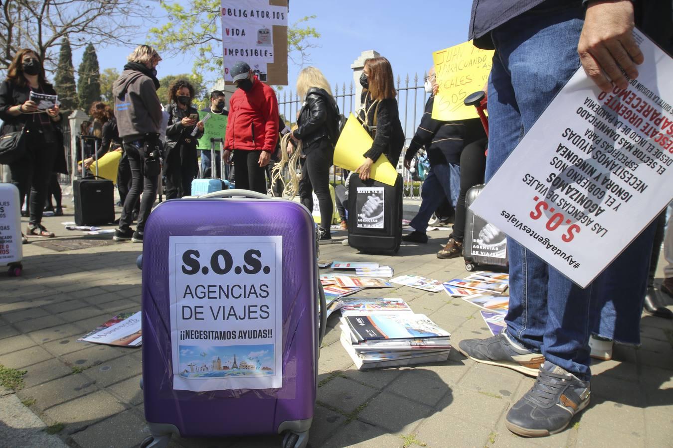 Fotogalería: Protesta de las agencias de viajes frente al Parlamento de Andalucía