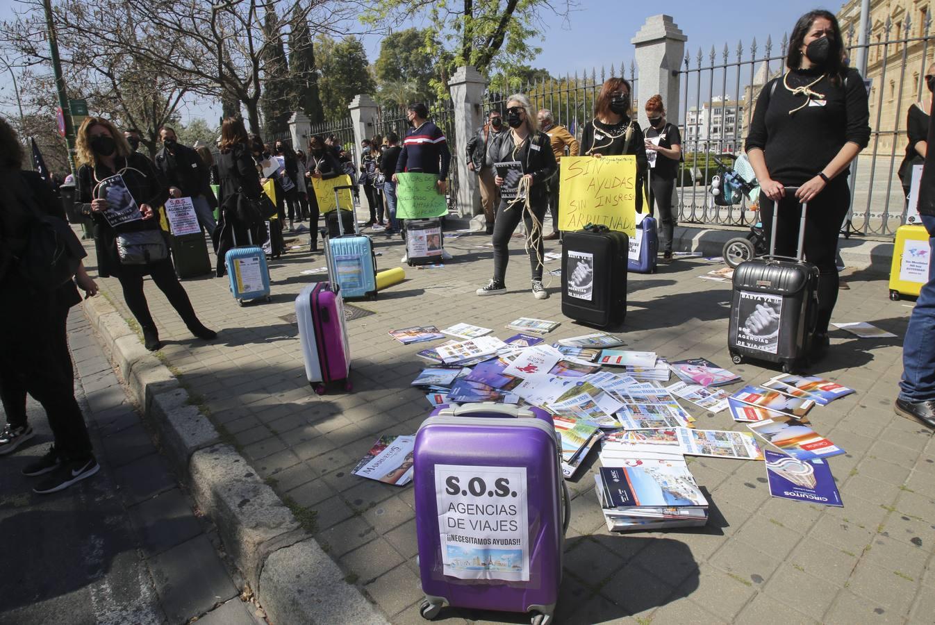 Fotogalería: Protesta de las agencias de viajes frente al Parlamento de Andalucía