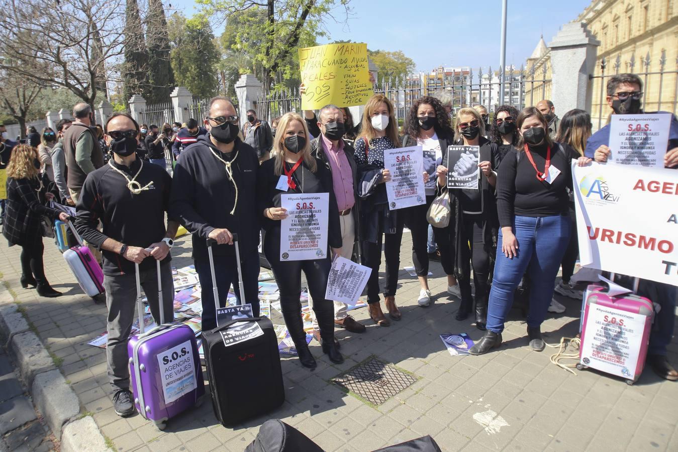 Fotogalería: Protesta de las agencias de viajes frente al Parlamento de Andalucía