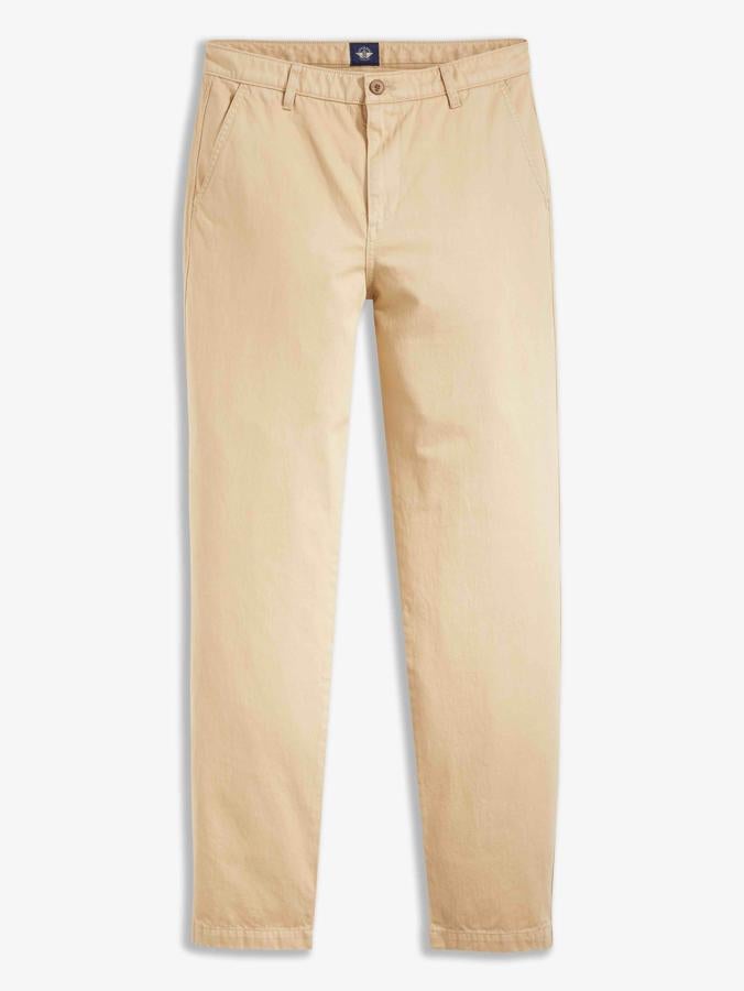 Pantalón chino modelo Heritage, de la colección cápsula de Dockers x Jon Rose. Dockers ha lanzado el desafío Waves For Water con motivo del Día Mundial del Agua. Por cada vídeo publicado en Instagram de una persona haciendo un círculo de 360º con un vaso de agua en la mano, retando a sus amigos y etiquetando a #DockersW4W y @DockersEurope, Dockers donará un filtro a Waves For Water con el que podrán proporcionar agua potable limpia a comunidades de todo el mundo. Como resultado de esta colaboración ha nacido una colección, una forma de reforzar el compromiso de Dockers con la sostenibilidad y la protección de un bien tan preciado como es el agua. Este modelo además es un clásico que no pasa de moda capaz de combinar tanto con camisas y prendas formales u opciones más desenfadadas como sudaderas o camisetas estampadas. Su corte con la cintura alta alarga la pierna y contribuye a que la cintura se vea más esbelta. Precio: C.P.V.