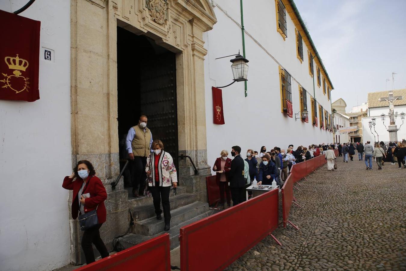 El Viernes de Dolores en la plaza de Capuchinos de Córdoba, en imágenes