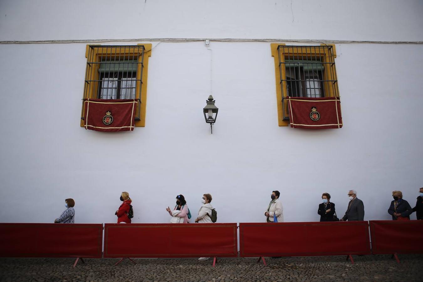 El Viernes de Dolores en la plaza de Capuchinos de Córdoba, en imágenes