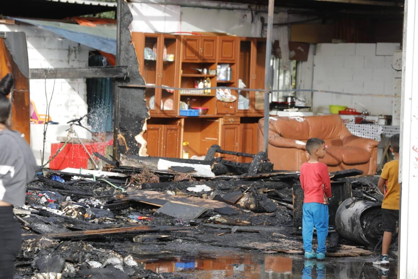 Incendio en Sevilla de una chabola del Vacie, en imágenes