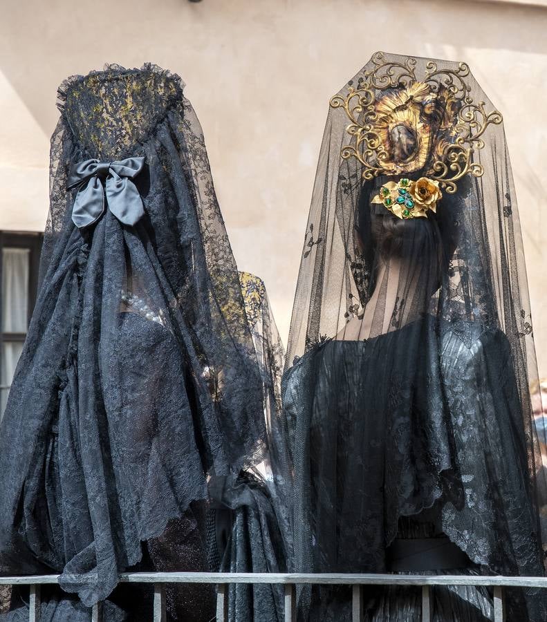 Modelos de mantilla por el Centro de Sevilla