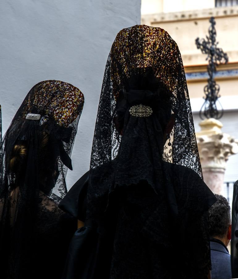 Modelos de mantilla por el Centro de Sevilla