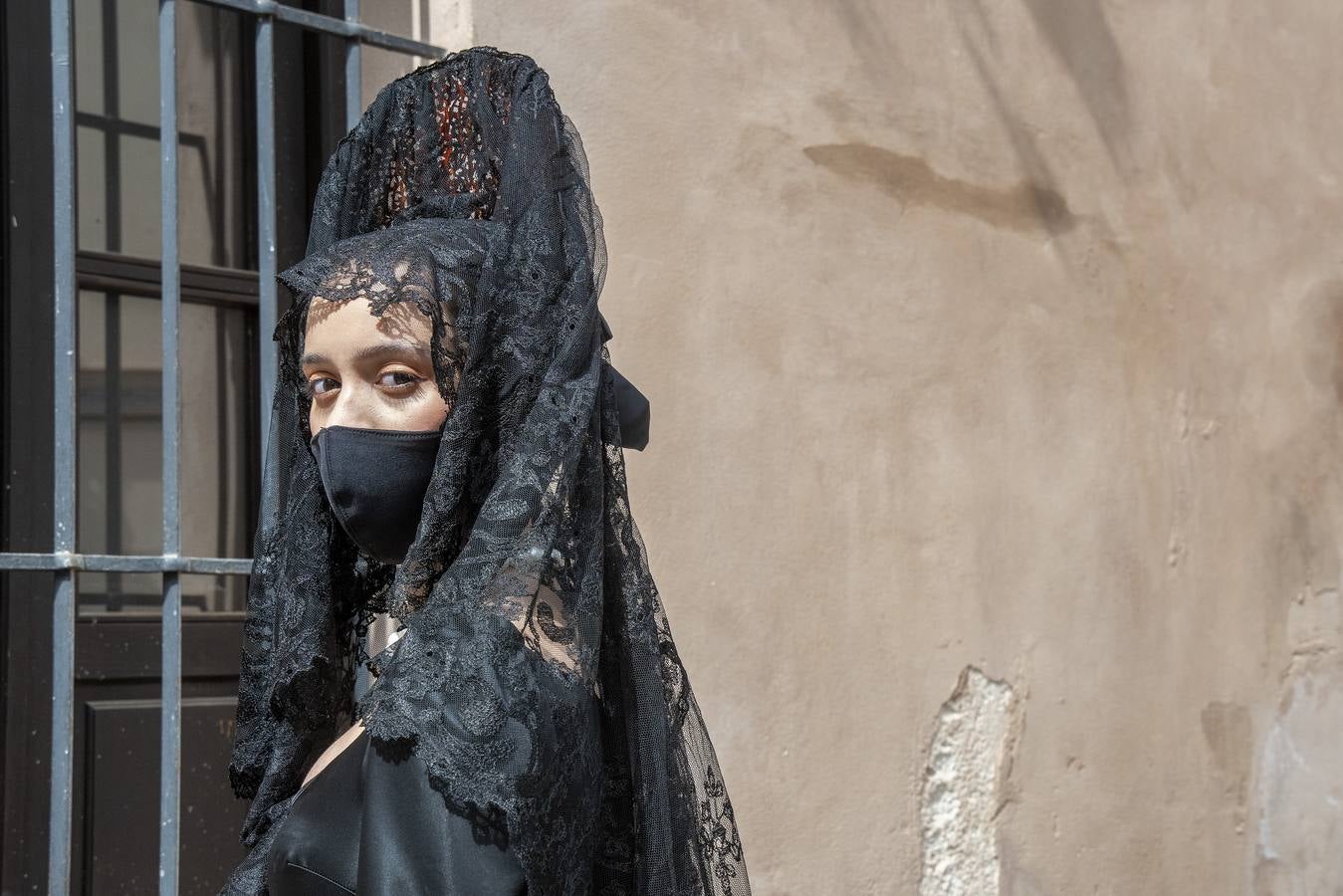 Modelos de mantilla por el Centro de Sevilla