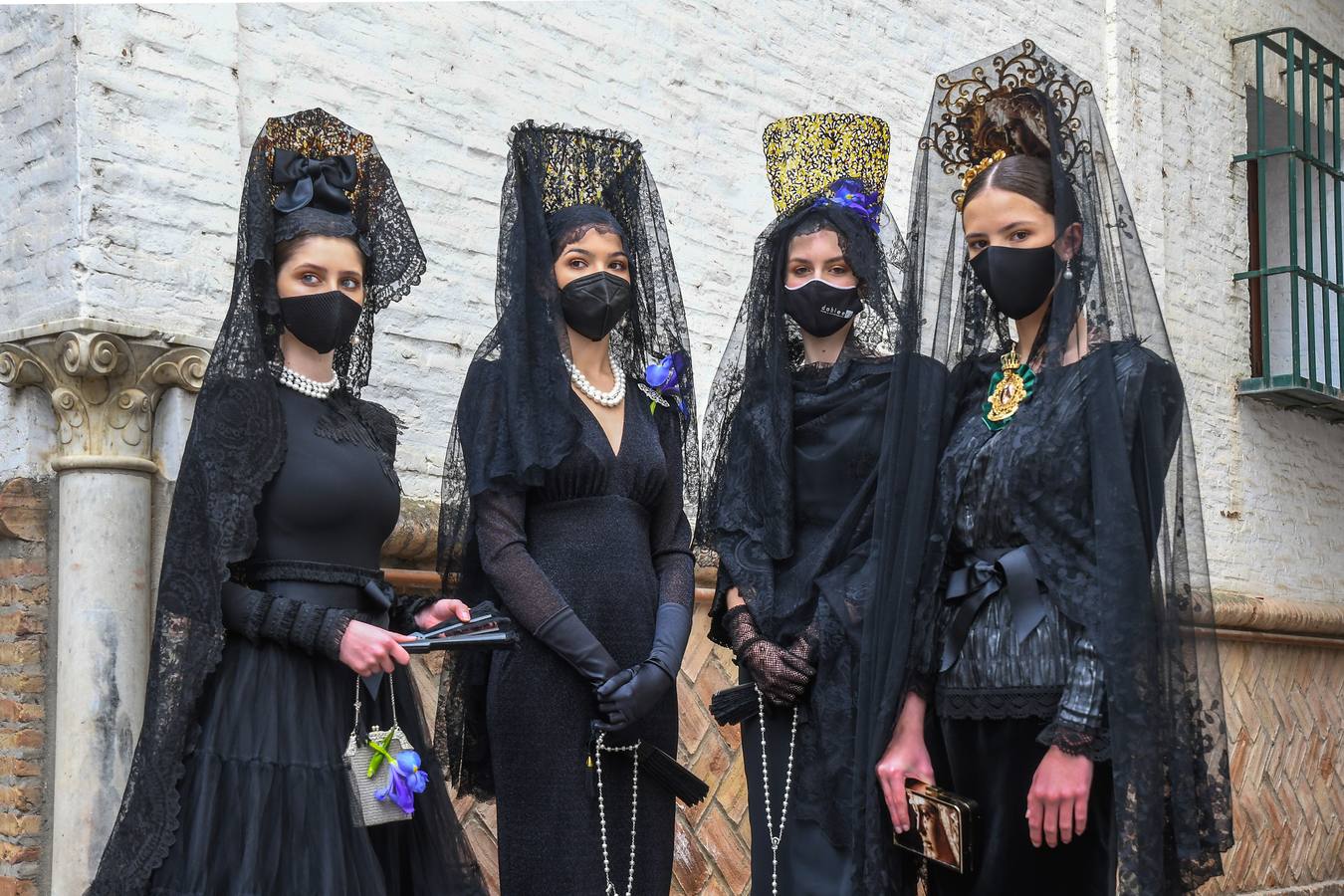 Modelos de mantilla por el Centro de Sevilla