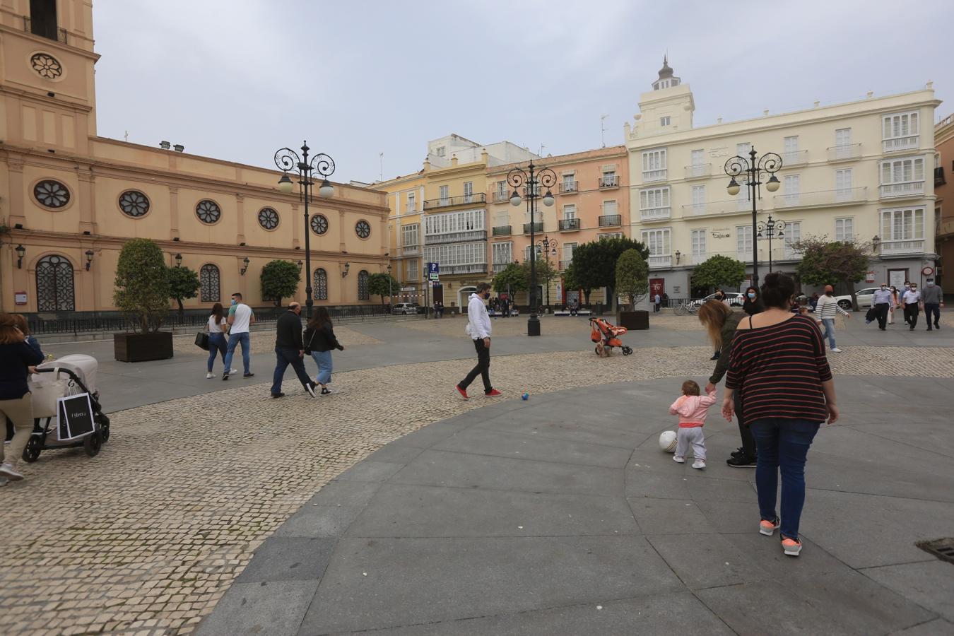 En imágenes: Ambiente en Cádiz este Sábado de Pasión