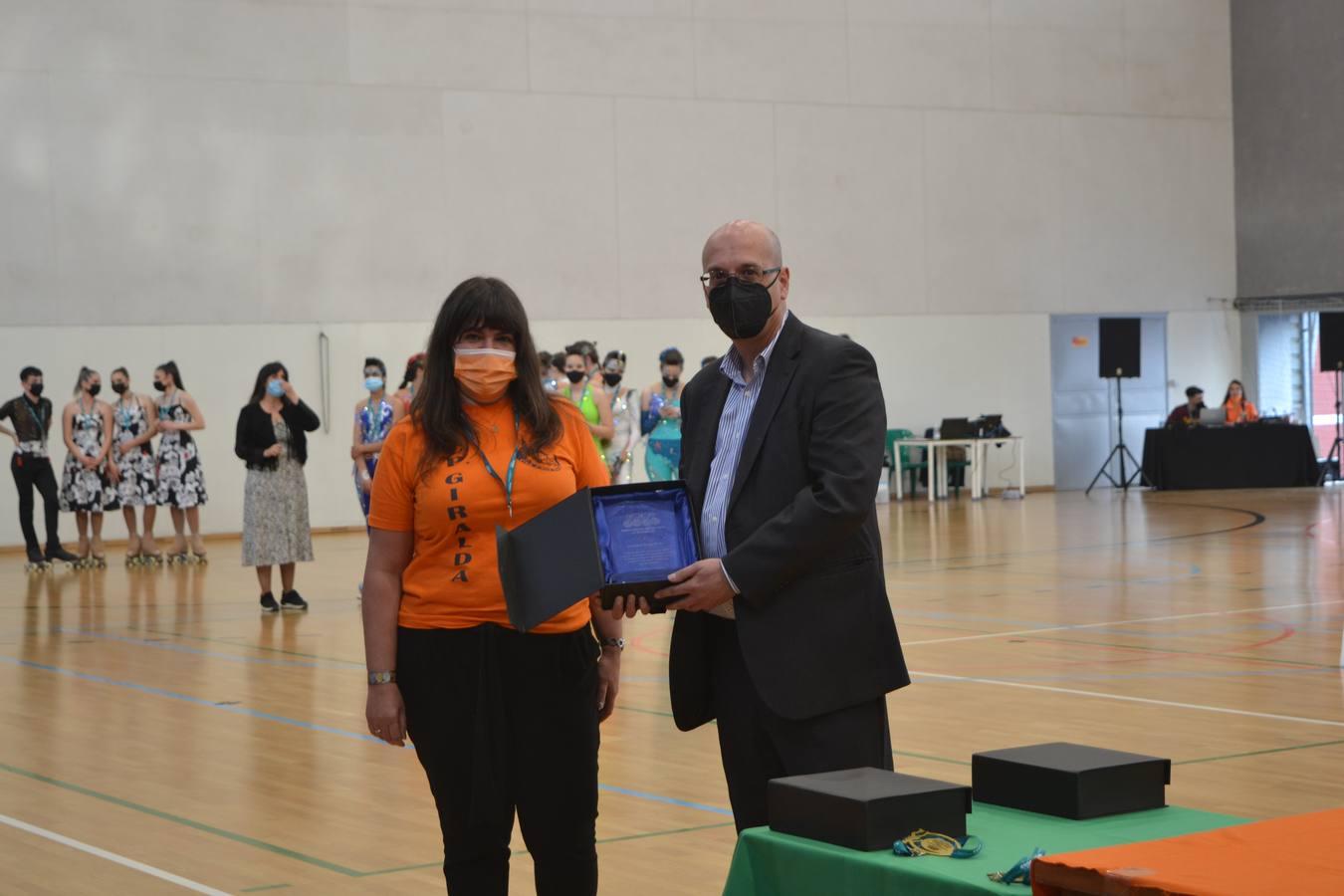 La presidenta del Comité Provincial de Sevilla de patinaje artístico, Charo García Torres, le entregó una placa a Antonio José Ortega Gómez en agradecimiento por los ocho años que ha desempeñado la labor de presidente del Comité Regional Andaluz