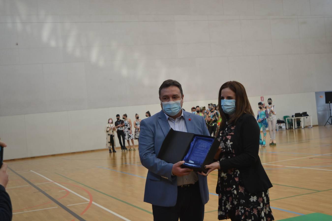 Patricia Torres Crespo, presidenta del Comité Andaluz, le entregó una placa al delegado de Participación Ciudadana y Deportes del Ayuntamiento de Camas, Eduardo Miguel Rodríguez Ortiz, por su apoyo a la organización del Campeonato de Andalucía