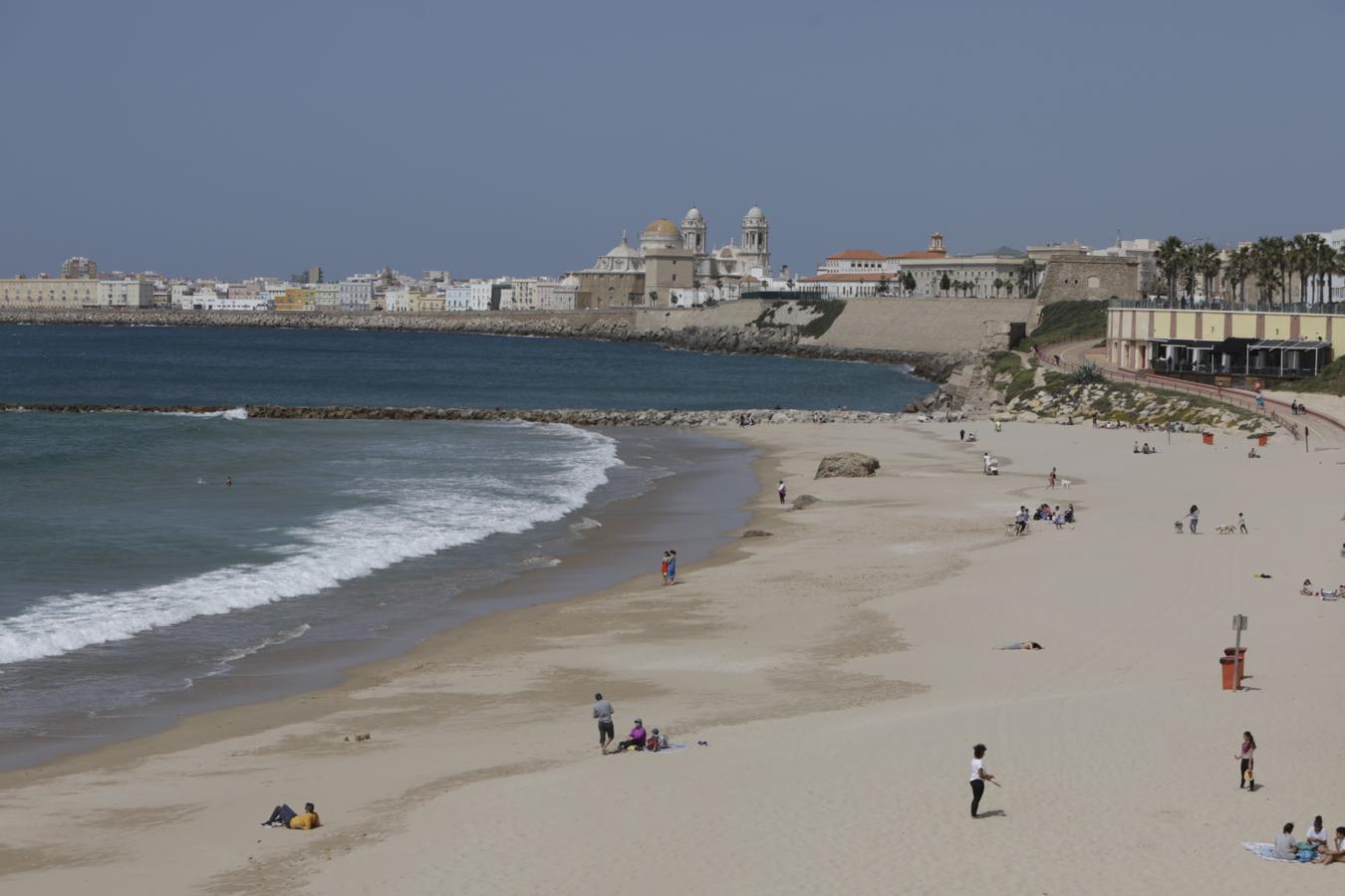 Las bellas imágenes que ha dejado en Cádiz una de las mareas más grandes del año