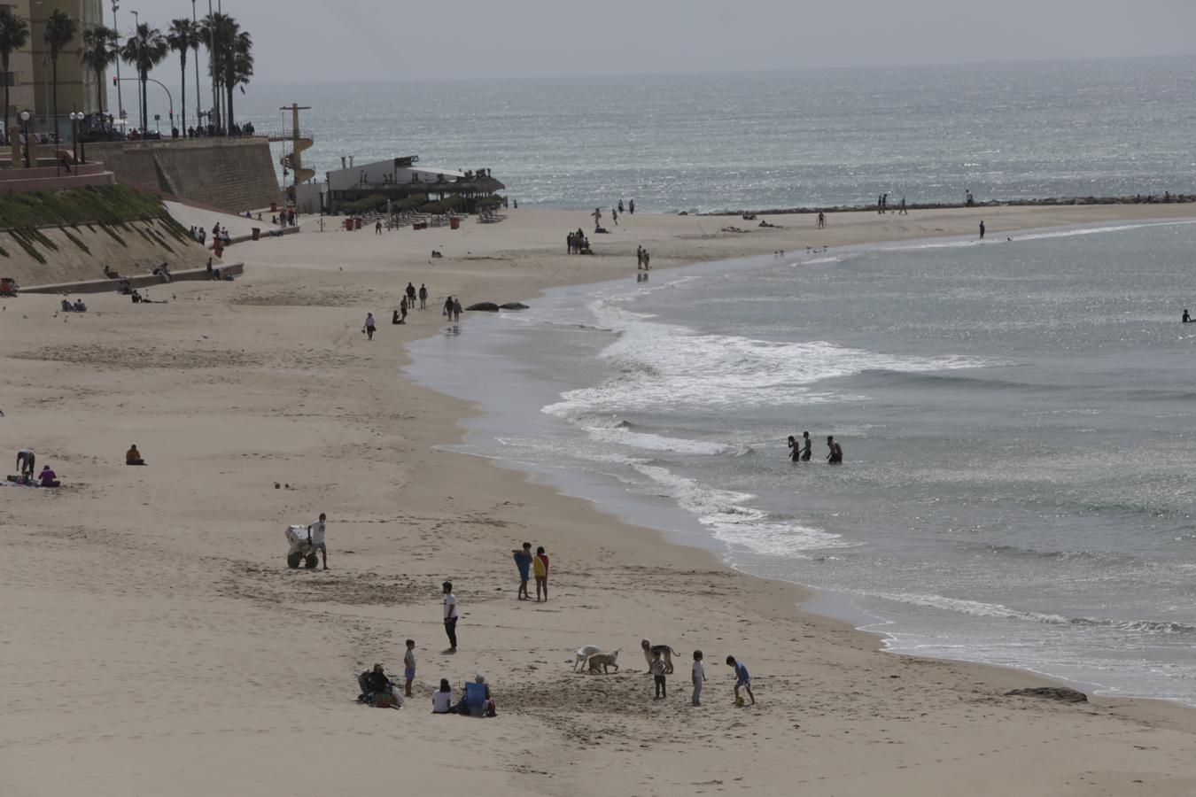 Las bellas imágenes que ha dejado en Cádiz una de las mareas más grandes del año