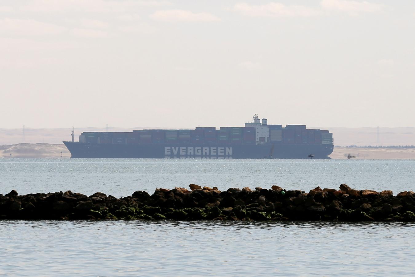 Desencallan el barco &#039;Ever Given&#039; después de seis días, en imágenes