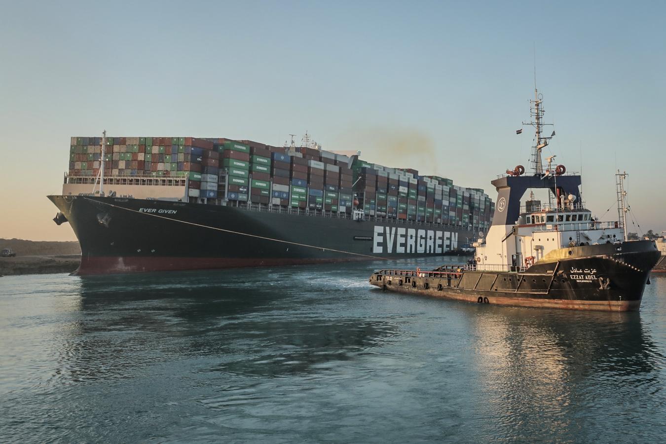 Desencallan el barco 'Ever Given' después de seis días, en imágenes