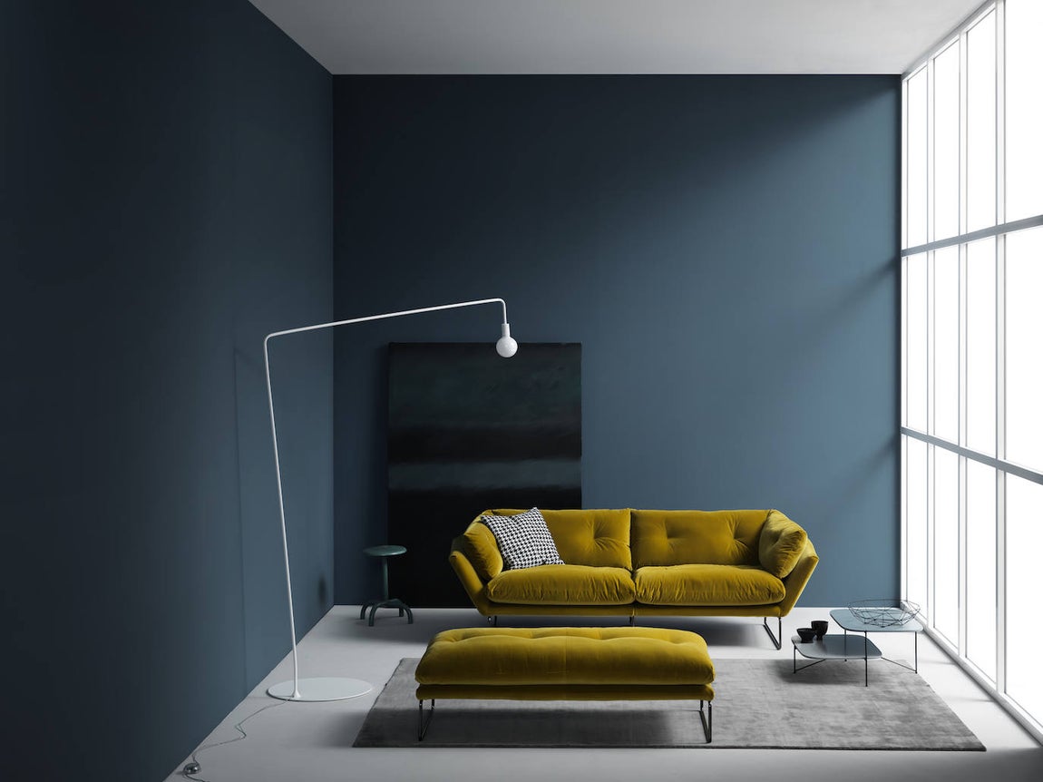 Un sofá puede ser el centro absoluto del salón, y darle toda la personalidad, como este de terciopelo color curry de Carrillo Decoración (CPV).. 