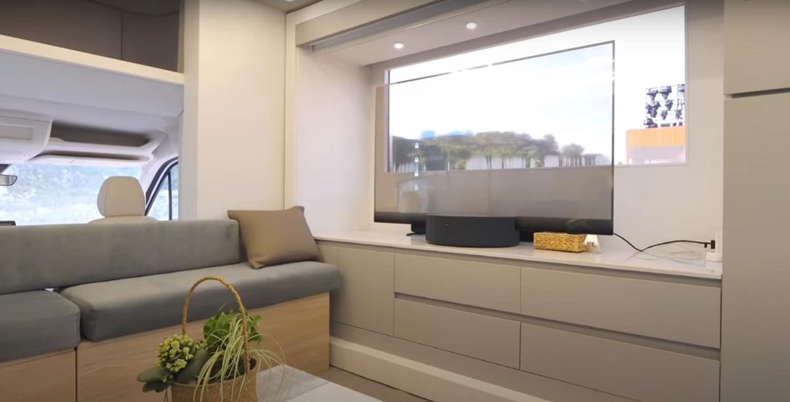 La autocaravana de lujo que triunfa en China. Todos los detalles están cuidados al máximo, desde amplios televisores a elementos decorativos.