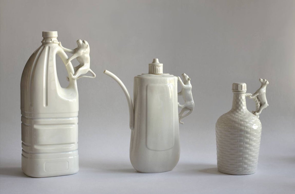 La Cartuja de Sevilla invitó a la creadora japonesa Yukiko Kitahara a intervenir su vajilla clásica Ochavada y este es el precioso resultado (aceitera 109€, botella Mono 109€ y botella Ramón 79€).. 