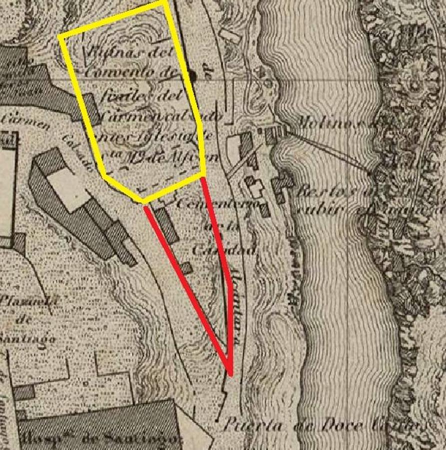 Plano de F. Colleo y M. Hijón (1858). Con líneas amarillas el perímetro de las ruinas del Carmen Calzado. En color rojo el pradito de la Caridad con sus dos edificios: la vivienda de los empleados y la capilla.. 