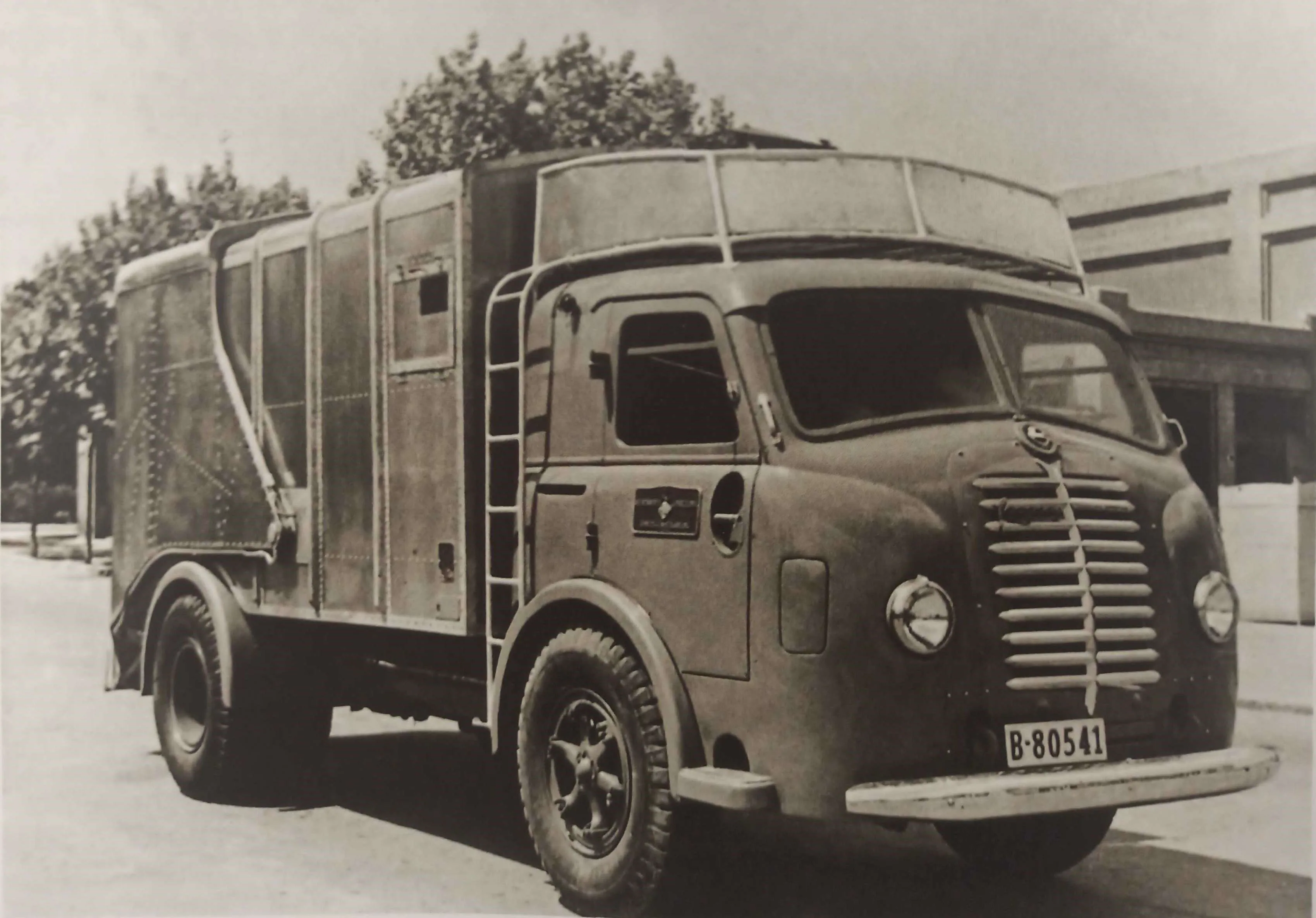 Pegaso II. A finales de 1947 salieron las primeras unidades del Pegaso II de la fábrica de  Barcelona con su moderna cabina chata, heredada del Hispano-Suiza 66-D. Su  novedad y fuerte diferencia sobre el parque de camiones existente en España hizo que  Pegaso se asimilase al nuevo concepto de cabina adelantada (cabina chata), hasta el  punto que por muchos años los camiones de cabina adelantada, de cualquier marca,  se les conocía por “tipo Pegaso”. El Pegaso II Z-203 tenía una potencia real de 110  CV, 6 cilindros y una velocidad de 72km/h.