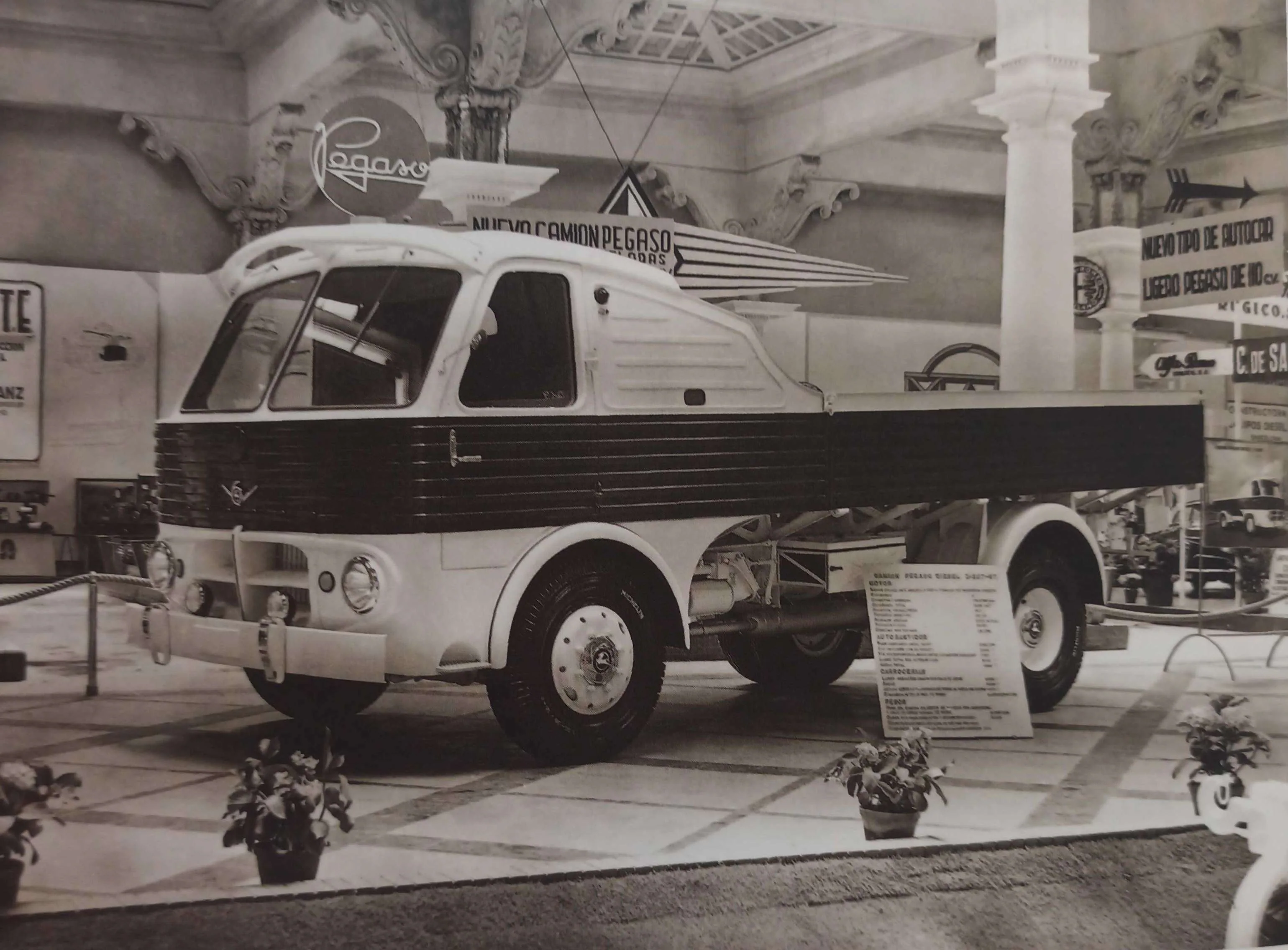 El primer camión Z-207 “Barajas” (1954-55). La producción del camión Z-207 se inició a finales de 1954 con la terminación de la  nueva fábrica en Barajas. Fue el primer camión genuino Pegaso; ni su nuevo motor en  V de 120º, ni el diseño de cu carrocería, recordaban ya a los tiempo de Hispano-Suiza.  El motor diésel desarrollado a partir del bloque Hispano-Suiza 66 fue todo un éxito. Esta  tecnología tenía muchas posibilidades y Pegaso comenzó a desarrollar un nuevo motor  diésel, más pequeño, moderno y eficiente, que sería el corazón de un camión  completamente nuevo y diseñado desde cero. El Z-207 tenía un peso máximo  autorizado de 11.000 kilos y alcanzaba más de 90 km/h. Fue un camión muy avanzado,  con motor diésel de aluminio de inyección directa y suspensión delantera independiente.  Se vendieron 4.412 unidades de este modelo.