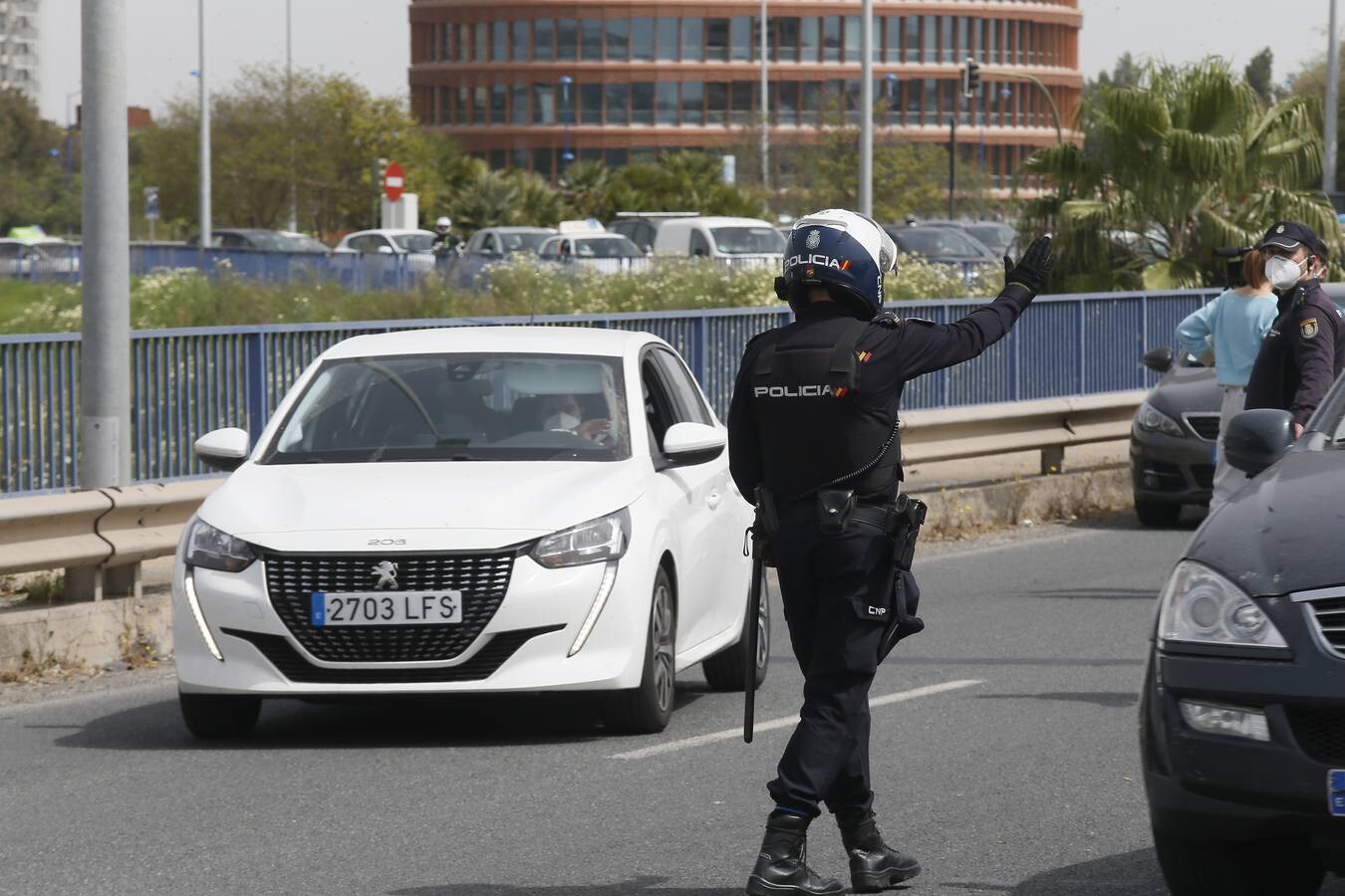Control policial a la salida de Sevilla