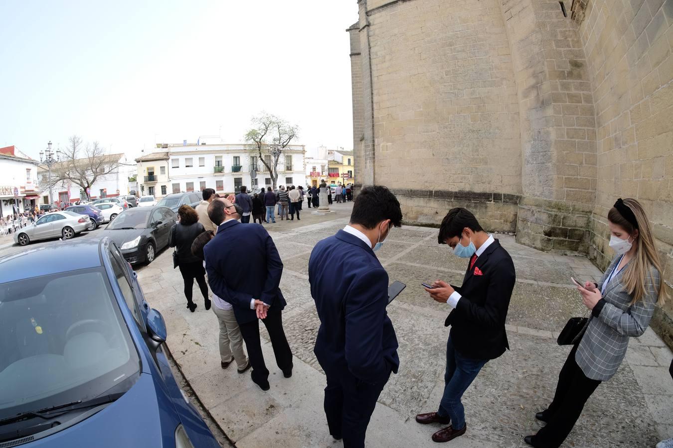 Aglomeraciones en la iglesia de Santiago en Jerez para ver al Cristo del Prendimiento