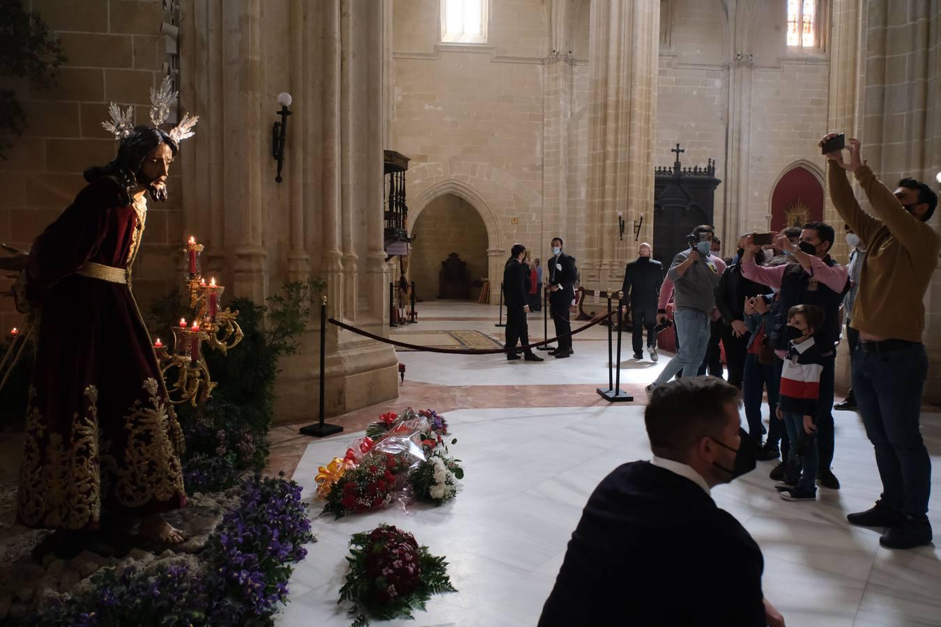 Aglomeraciones en la iglesia de Santiago en Jerez para ver al Cristo del Prendimiento