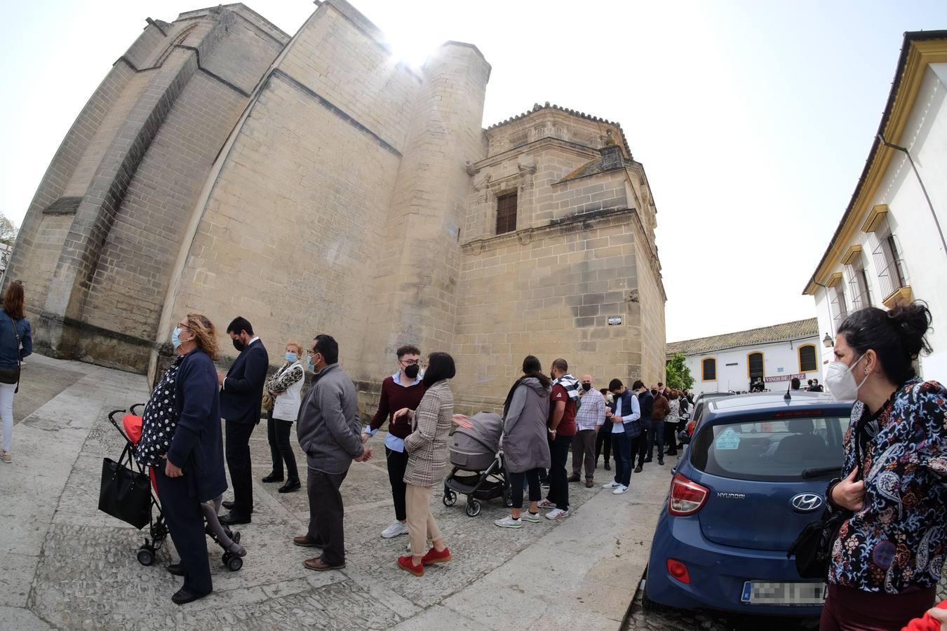 Aglomeraciones en la iglesia de Santiago en Jerez para ver al Cristo del Prendimiento